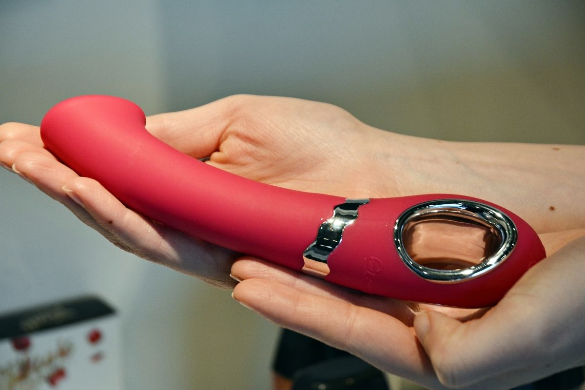 Should Every Woman Have a Vibrator - Should Every Woman Have a Sex Toy? - Xs and Os